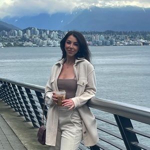 Meet your Posher, Danielle